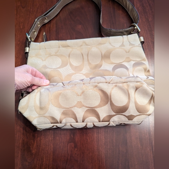 Coach signature hobo bag, tan and gold - Picture 4 of 15